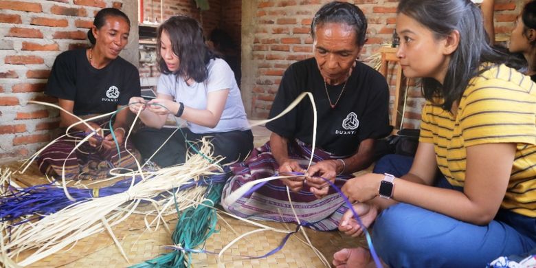 Begini Proses Pembuatan Anyaman Flores Timur Yang Kian Mendunia