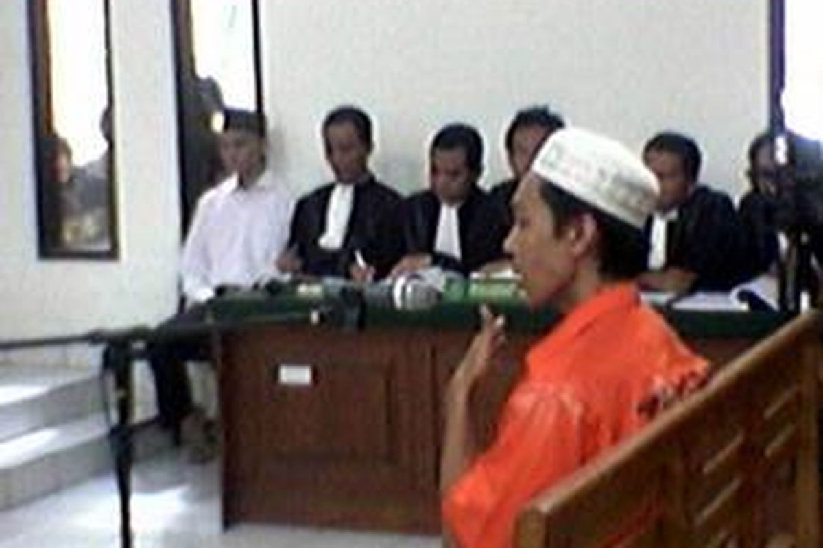 Very Idham Henyansyah alias Ryan (baju oranye dan kopiah putih) memberikan kesaksian dalam sidang lanjutan teman kencannya Novel Andrias (baju putih dan kopiah hitam)di PN Depok, Rabu (22/10).