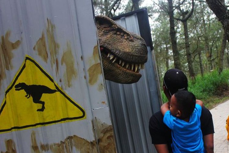 Penampilan T Rex yang tiba tiba keluar dari kotak kontainer mengejutkan pengunjung. 