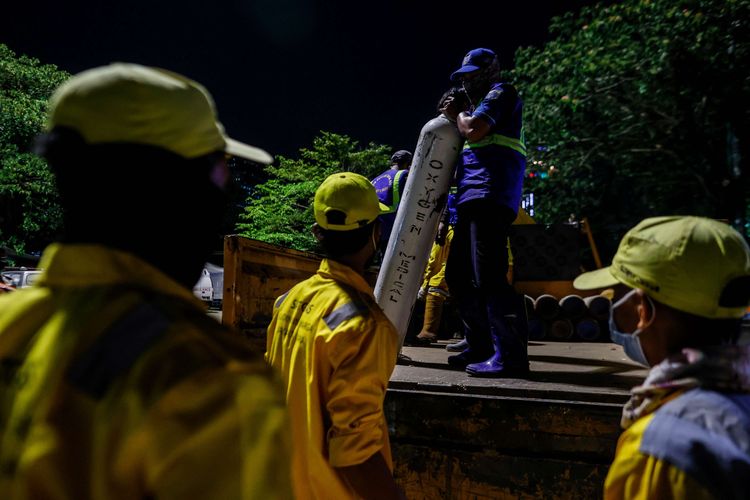 Petugas menurunkan tabung berisi oksigen dari truk di Posko Darurat Oxygen Rescue, kawasan Monumen Nasional (Monas), Jakarta Pusat, Selasa (6/7/2021).Total 132 tabung oksigen dari Pabrik Gas Industri (PGI) milik Krakatau Steel untuk 12 rumah sakit di Jakarta yang disediakan Provinsi DKI Jakarta hari ini seiring masih tingginya kasus Covid-19 aktif di Jakarta.