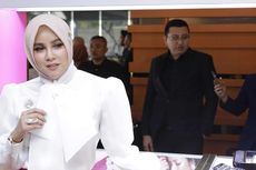 Olla Ramlan Rancang Perhiasan untuk Wanita Berhijab