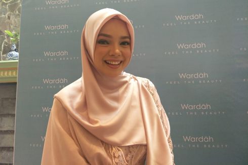 Dewi Sandra Ingin Percaya Diri dengan Kerutan pada Wajah