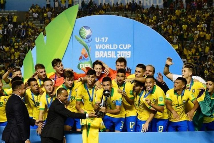 Tim Nasional U-17 Brasil merayakan gelar ke empat Piala Dunia U-17 seusai mengalahkan Meksiko di partai final