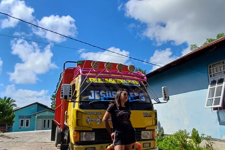 Ati Taek (31), sopir truk asal Desa Honuk, Kecamatan Amfoang Barat Laut, Kabupaten Kupang, NTT, saat berpose di depan truknya (KOMPAS.com/SIGIRANUS MARUTHO BERE)