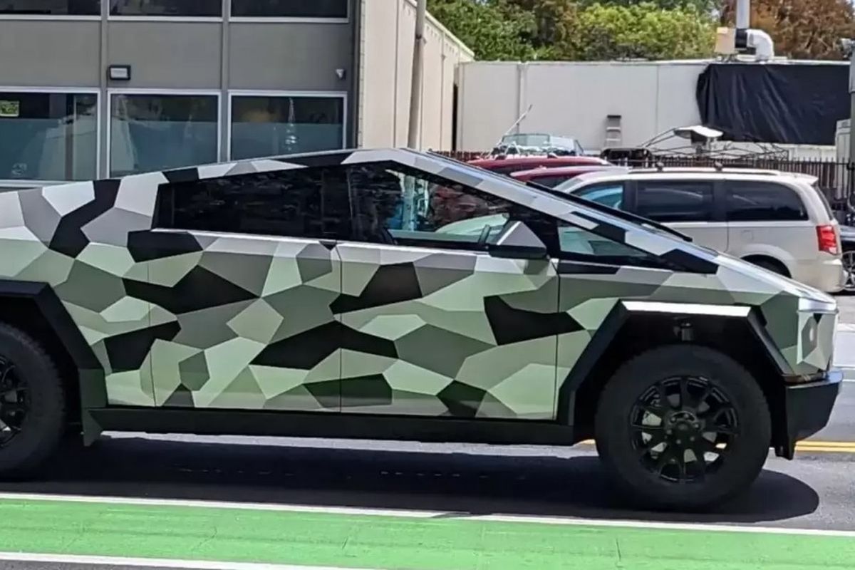 Tesla Cybertruk dengan sticker kamuflase