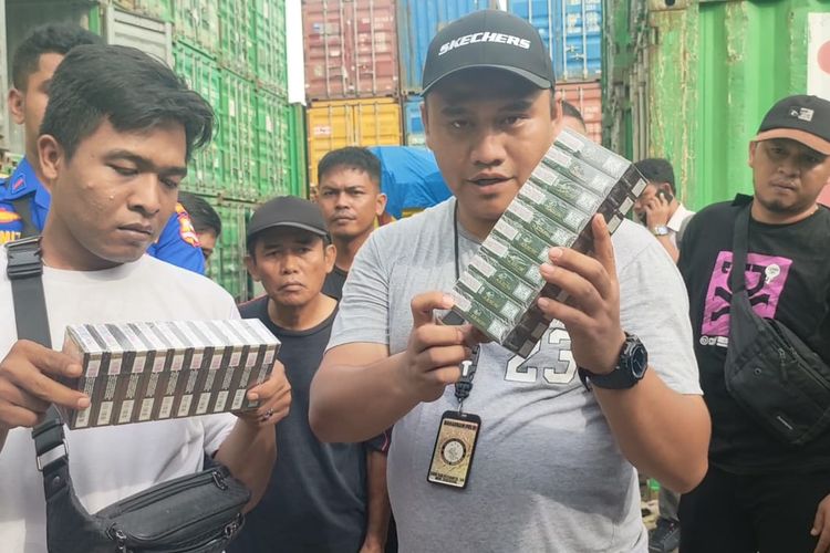 Tim patroli KP Pelikan - 5008 bersama tim dari subdit Intelair dan Subdit Gakkum Baharkam Polri, membongkar pengiriman rokok illegal di Pelabuhan Internasional Tunon Taka, Nunukan, Kalimantan Utara, Rabu (24/1/2024).