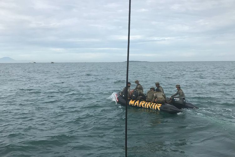 Perahu karet tim Taifib Marinir TNI AL mulai diturunkan dari KRI Teluk Gilimanuk ke Perairan Teluk Jakarta pada Minggu (10/1/2021) pagi.