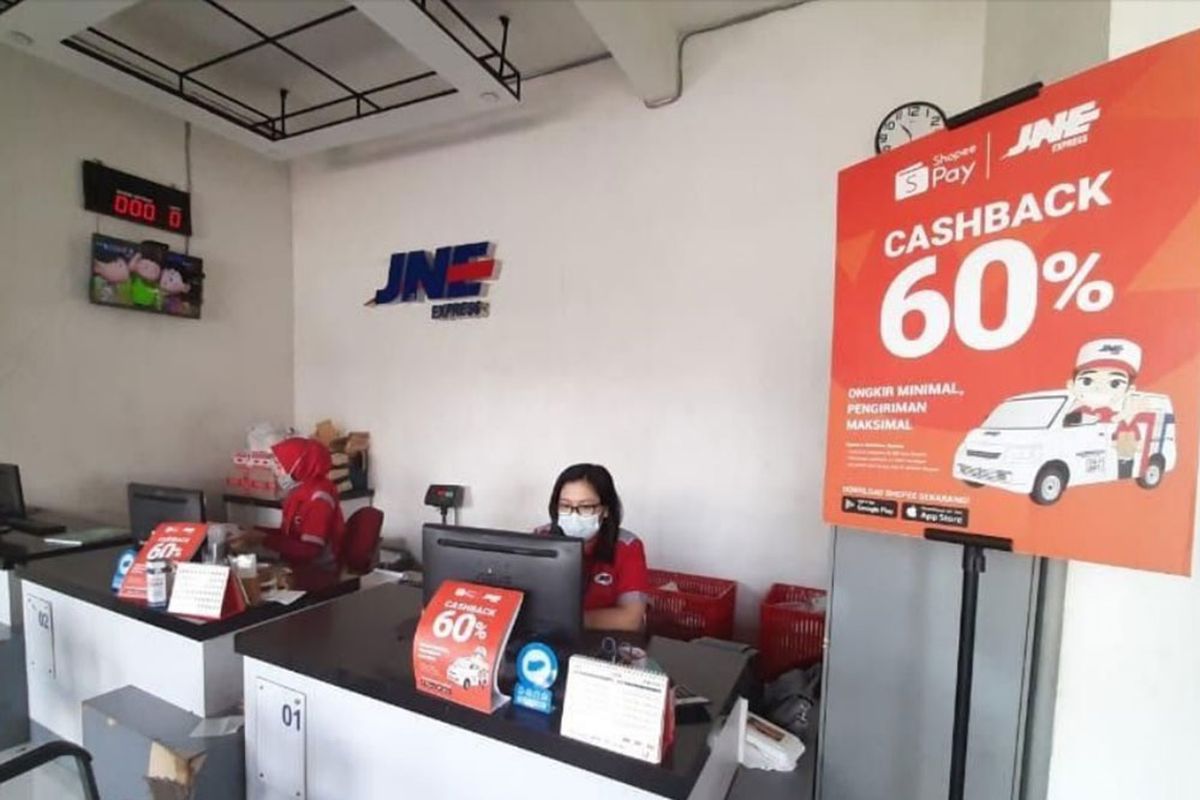 Mengirim barang via JNE kini bisa membayar melalui ShopeePay yang menawarkan cashback 60 persen.