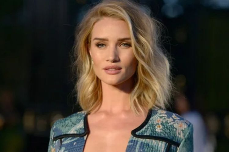 Rosie Huntington-Whiteley adalah seorang model dan aktris asal Inggris yang dikenal sebagai model Victorias Secret.