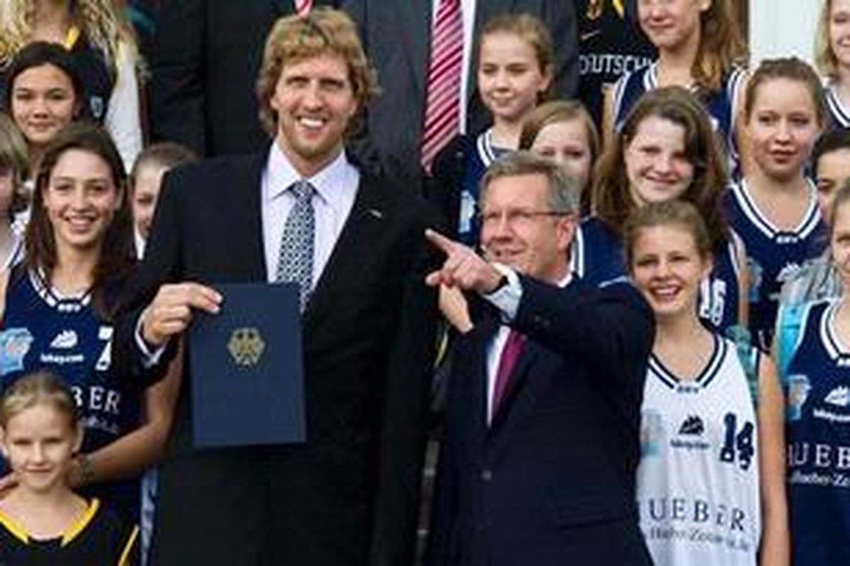 Dirk Nowitzki (kiri) berpose dengan Presiden Jerman, Christian Wulff,