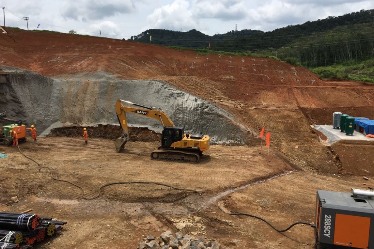 Lokasi proyek pengerjaan kereta cepat Jakarta-Bandung di Kabupaten Bandung Barat, Jawa Barat, Rabu (21/3/2018).