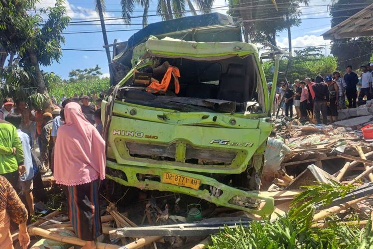 Sebuah truk tronton yang mengangkut 20 ton semen, mengalami rem blong, akbatnya menabralk rumah dan warung warga di Suela, Lombok Timur, Rabu (7/8/2024). Seorang warga menjnggal, 6 lainnya luka luka.