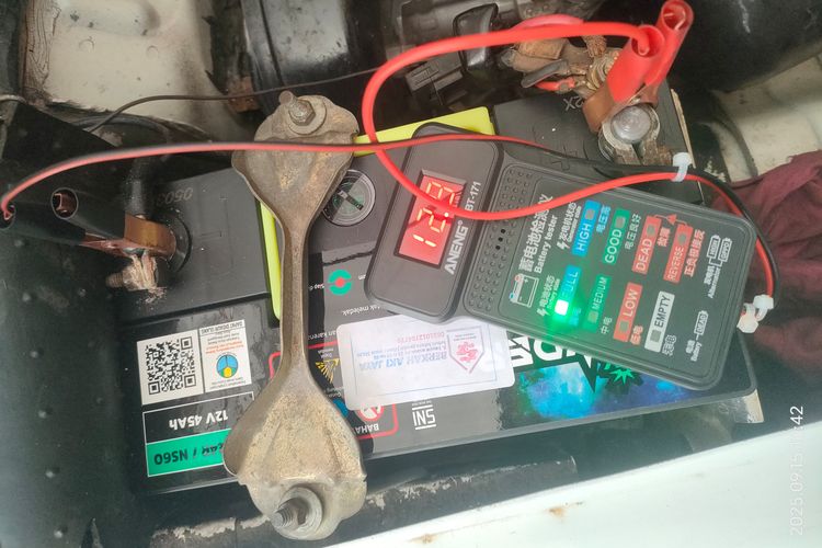 Proses pemeriksaan aki mobil di Berkah Aki Jaya