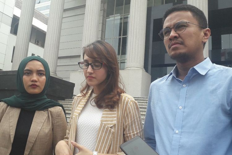 Wakil Sekjen PAN Faldo Maldini (kanan) bersama politikus PSI Tsamara Amany dan Dara Nasution di Gedung Mahkamah Konstitusi, Senin (23/9/2019).