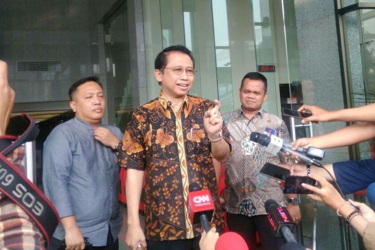 Ketua DPR-RI 2009-2014 Marzuki Alie usai menjalani pemeriksaan sebagai saksi kasus dugaan korupsi pengadaan KTP berbasis elektronik (e-KTP) di Gedung KPK, Jakarta, Kamis (6/7/2017). Marzuki mengaku tak kenal dengan tersangka Andi Agustinus (AA) alias Andi Narogong, dan dua terdakwa mantan pejabat Kemendagri Irman dan Sugiharto.
