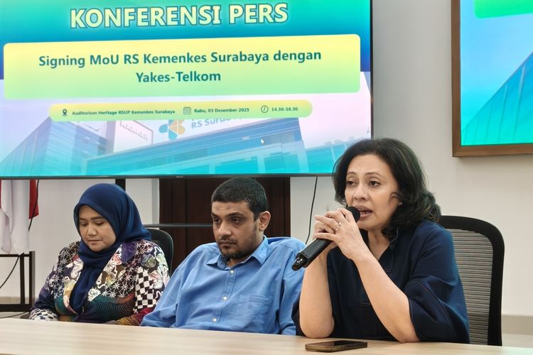 Direktur Utama RS Kemenkes Surabaya, dr. Martha M.L Siahaan, SH., MARS., MH.Kes. saat memberikan konferensi pers terkait dua layanan ini menandai penguatan besar dalam fasilitas kedokteran nuklir di Jawa Timur, Rabu (3/12/2025) sore.