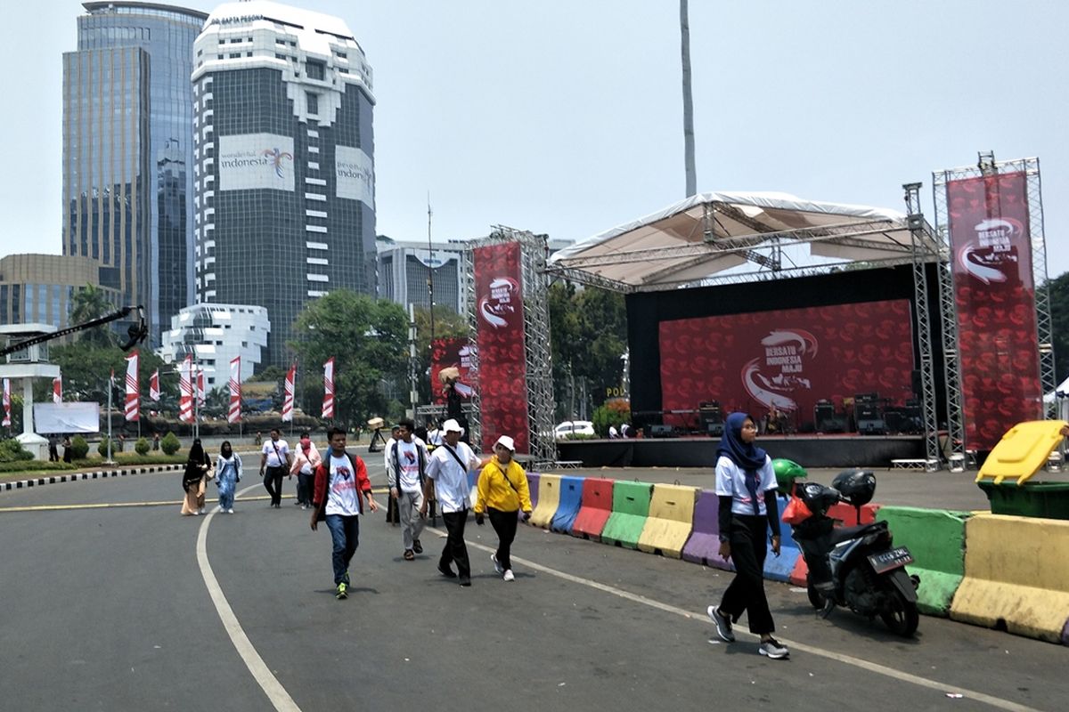 Relawan Joko Widodo-Maruf Amin mulai berkumpul di kawasan Monas, Jakarta Pusat, jelang pelantikan Jokowi-Maruf sebagai presiden-wakil presiden RI periode 2019-2024, Minggu (20/10/2019).