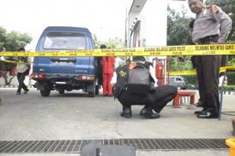 Polisi tengah melakukan olah TKP di SPBU Jl Jambu-Ambarawa KM 4, Semarang, Senin (17/3/2014. Sekira pukul 09.30 Wib komplotan bersenjata api merampok SPBU ini