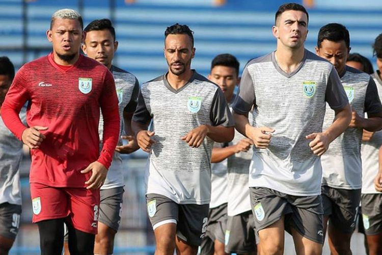 Skuad Persela Lamongan saat mengikuti sesi latihan di Stadion Surajaya, Lamongan.