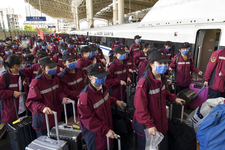 Dalam foto yang dirilis oleh Kantor Berita Xinhua ini, para pekerja medis bersiap untuk naik kereta api ke Shanghai di Stasiun Kereta Api Nanchang di Nanchang, Provinsi Jiangxi, Tiongkok timur pada Minggu, 3 April 2022. 