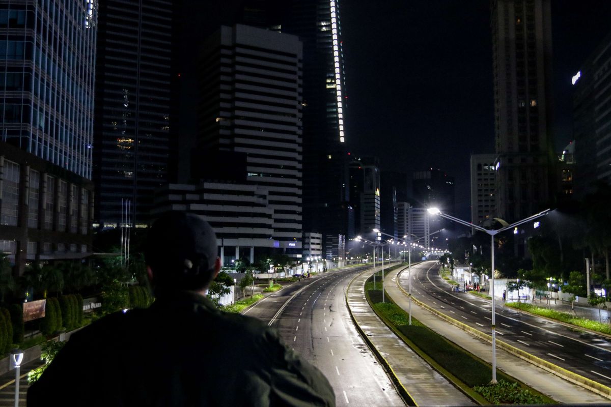 Suasana lengang di Jalan Jenderal Sudirman, Jakarta, Jumat (1/1/2021). Untuk mencegah kerumunan pada malam Tahun Baru 2021 dan penyebaran virus Covid-19, Pemprov DKI Jakarta bersama Polda Metro Jaya memberlakukan pengendalian ketat dan penutupan sejumlah lokasi mulai dari ruas jalan hingga fasilitas publik pada 31 Desember 2020 dan 1 Januari 2021.