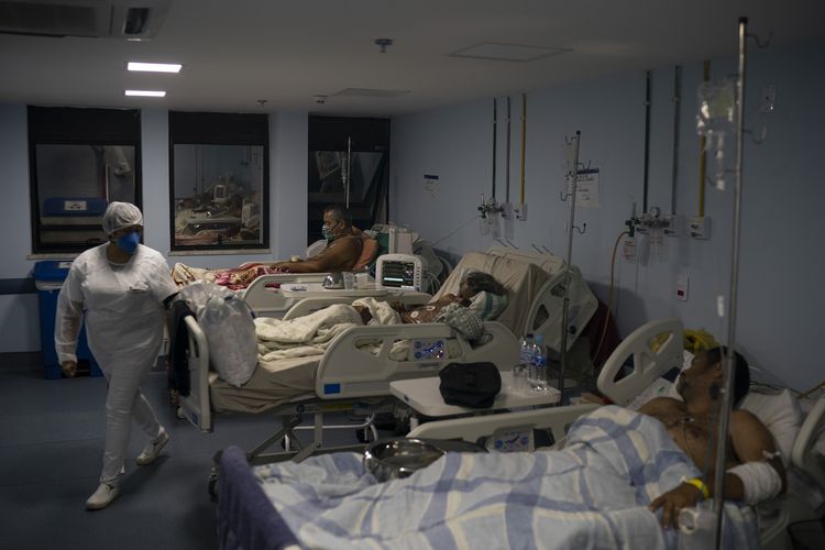 Pasien Covid-19 saat dirawat di Rumah Sakit Kota Sao Joao de Meriti, Rio de Janeiro, Brasil, pada 8 April 2021.