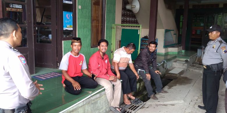 Calon jamaah umrah memdatangi sebuah pondok pesantren sekaligus kantor biro perjalanan umrah di Desa Kemutug Lor, Kecamatan Baturraden, Kabupaten Banyumas, Jawa Tengah, Minggu (15/12/2019).