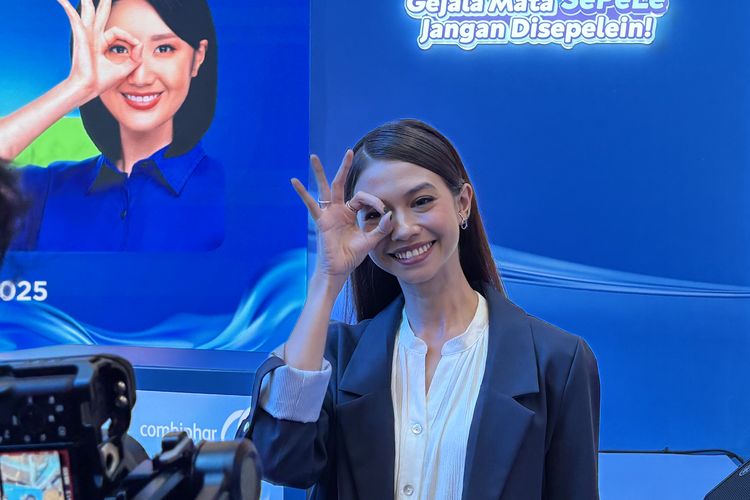 Yuki Kato saat menghadiri acara Insto Bebas Mata SePeLe di Gandaria City Mall, Jakarta Selatan, Jumat (7/11/2025).