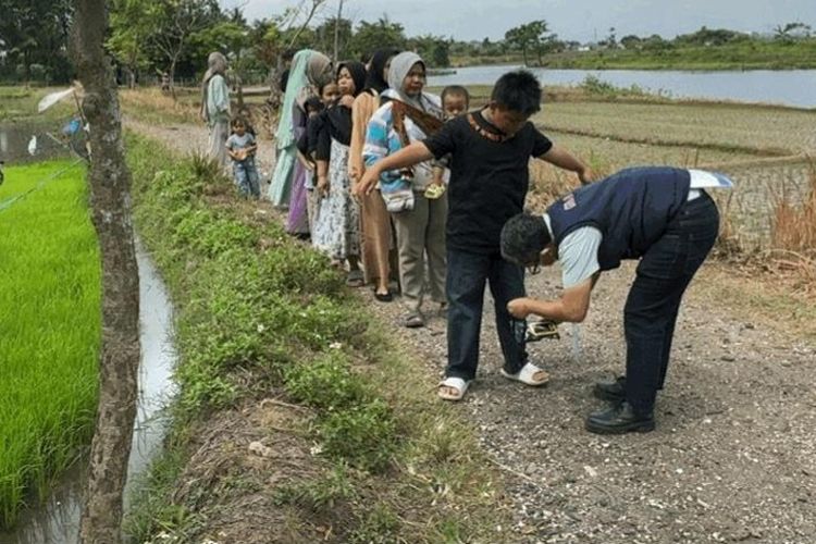 Warga Cikande sedang diperiksa terkait radiasi cesium-137. 