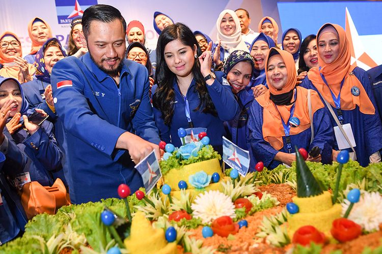 Ketua Umum Partai Demokrat yang baru, Agus Harimurti Yudhoyono (kiri) didampingi istri Annisa Pohan (kedua kiri) memotong tumpeng saat Kongres V Partai Demokrat di Jakarta, Minggu (15/3/2020). Dalam kongres tersebut, Agus Harimurti Yudhoyono terpilih secara aklamasi menjadi Ketua Umum Partai Demokrat periode 2020-2025 menggantikan Susilo Bambang Yudhoyono yang selanjutnya menjadi Ketua Majelis Tinggi Partai Demokrat.