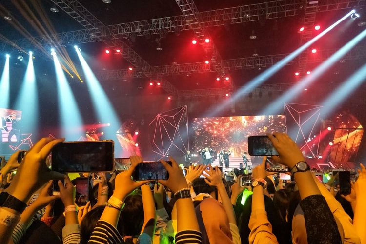 Para penonton mengabadikan aksi NCT Dream di konser Korean Wave 2019 yang digelar di Ecovention Ancol, Jakarta Utara, Selasa (10/9/2019).