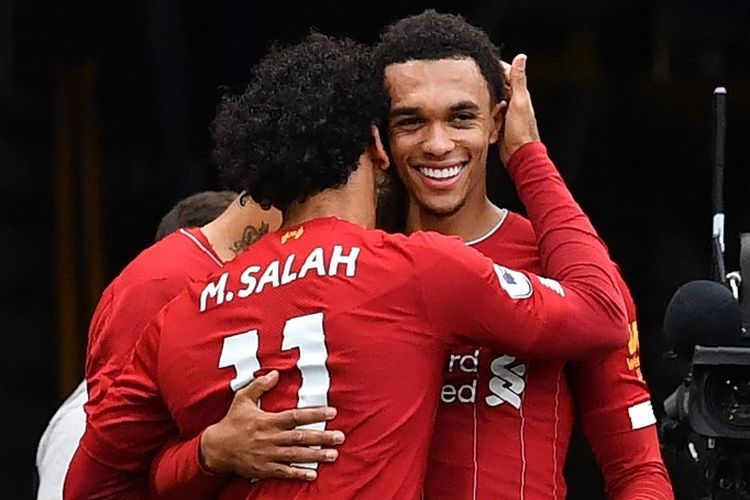 Mohamed Salah menyelamati Trent Alexander-Arnold yang mencetak gol pada pertandingan Chelsea vs Liverpool dalam lanjutan Liga Inggris di Stadion Stamford Bridge, 22 September 2019. 