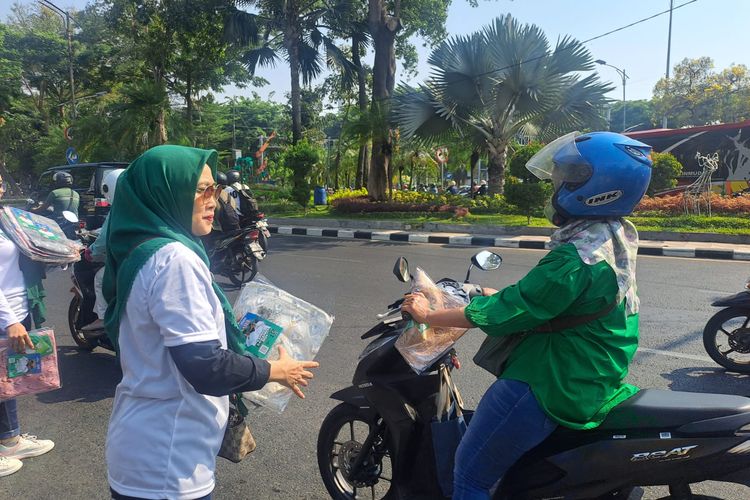 Kader PKB bagi ribuan kerudung dan kaos di Surabaya