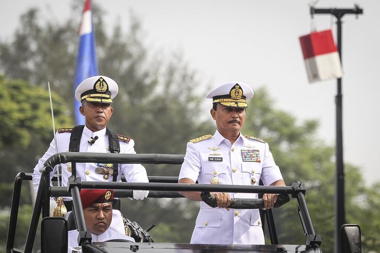 Kepala Staf Angkatan Laut Laksamana TNI Siwi Sukma Adji (kanan) melakukan inspeksi pasukan pada Upacara Peringatan Hari Armada 2018 di Dermaga Kompleks Satuan Koarmada I Pondok Dayung, Jakarta Utara, Rabu (5/12/2018). Hari Armada 2018 mengangkat tema Armada RI Kesatria Pengawal Samudra dan Perekat Nusantara, Bersama Rakyat Siap Menjaga Kedaulatan NKRI. ANTARA FOTO/Dhemas Reviyanto/ama