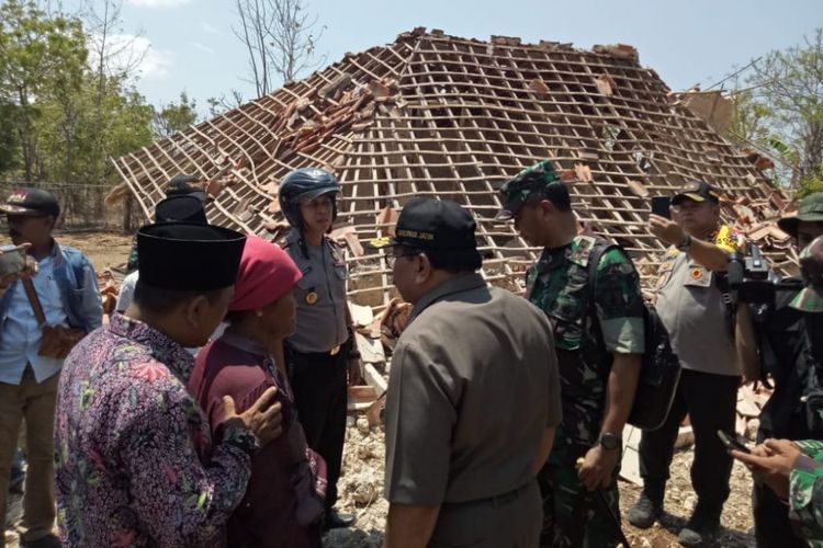 Gubernur Jatim bersama Kapolda Jatim dan Pangdam Brawijaya meninjau rumah rusak di Pulau Sapudi, Kamis (11/10/2018)