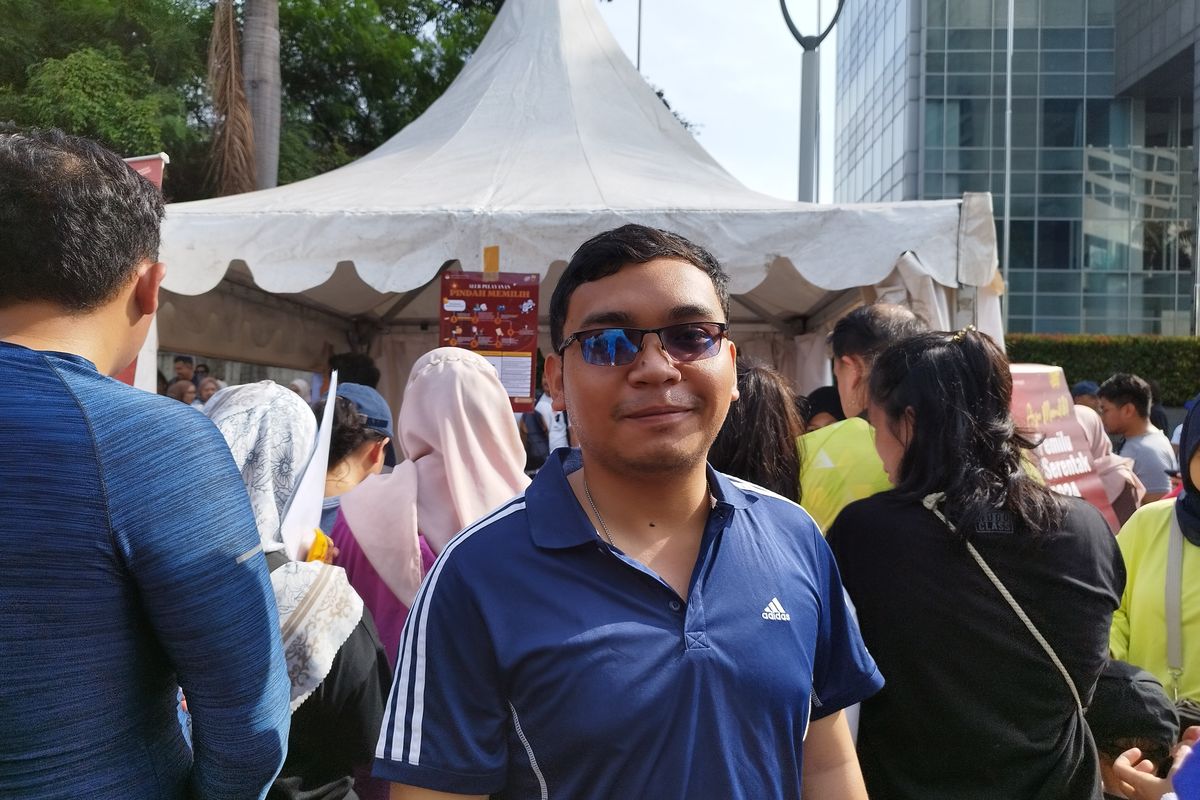 Perantau bernama Felix (27) yang mengurus perpindahan TPS saat Car Free Day di Jalan Imam Bonjol, Menteng, Jakarta Pusat, Minggu (14/1/2024).