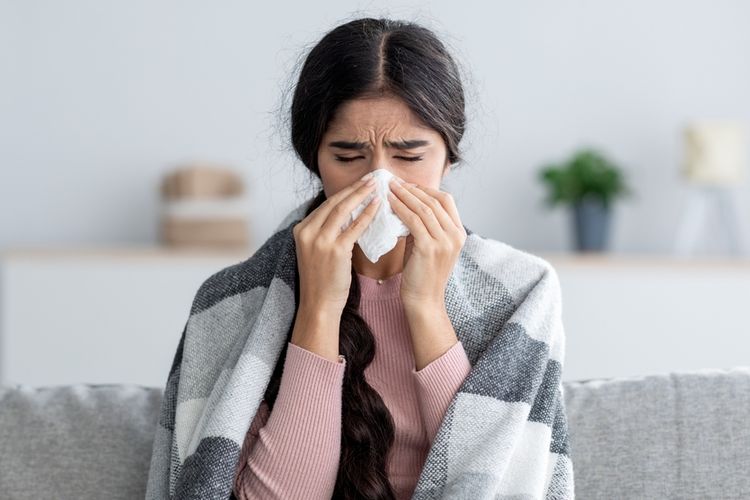 Mengenakan pakaian hangat adalah salah satu cara alergi dingin untuk kambuh lagi.