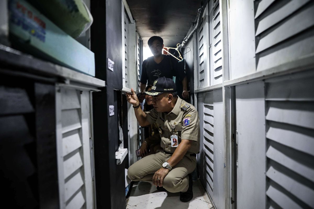 Wakil Wali Kota Jakarta Pusat, Irwandi melakukan inspeksi mendadak (sidak) ke indekos ala sleepbox di Jalan Rawa Selatan V, Johar Baru, Jakarta Pusat, Senin (2/9/2019). Indekos ala sleep box tersebut belum memiliki izin usaha ke Kantor Pelayanan Terpadu Satu Pintu (PTSP) Kelurahan Kampung Rawa.