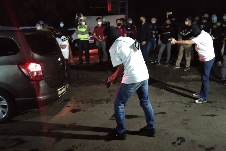 Adegan penggeledahan para rekonstruksi kasus penembakan enam anggota FPI di rest area KM 50 tol Jakarta-Cikampek, Senin (14/12/2020) dini hari.