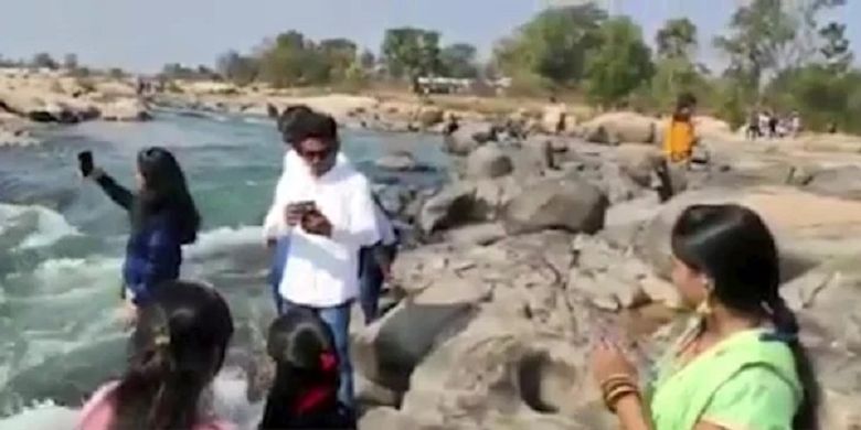 Nirupama Prajapati (kiri, berbaju biru) ketika selfie di tepi sungai sebuah tempat wisata populer di Odisha, India. Dia tewas setelah tidak sengaja didorong orang yang kehilangan keseimbangan.