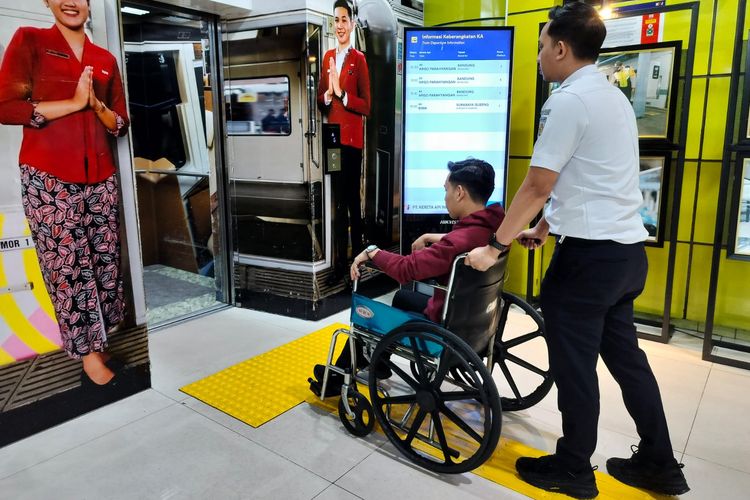 PT KAI memberikan diskon tiket kereta atau tarif reduksi sebesar 20 persen bagi penumpang disabilitas. 