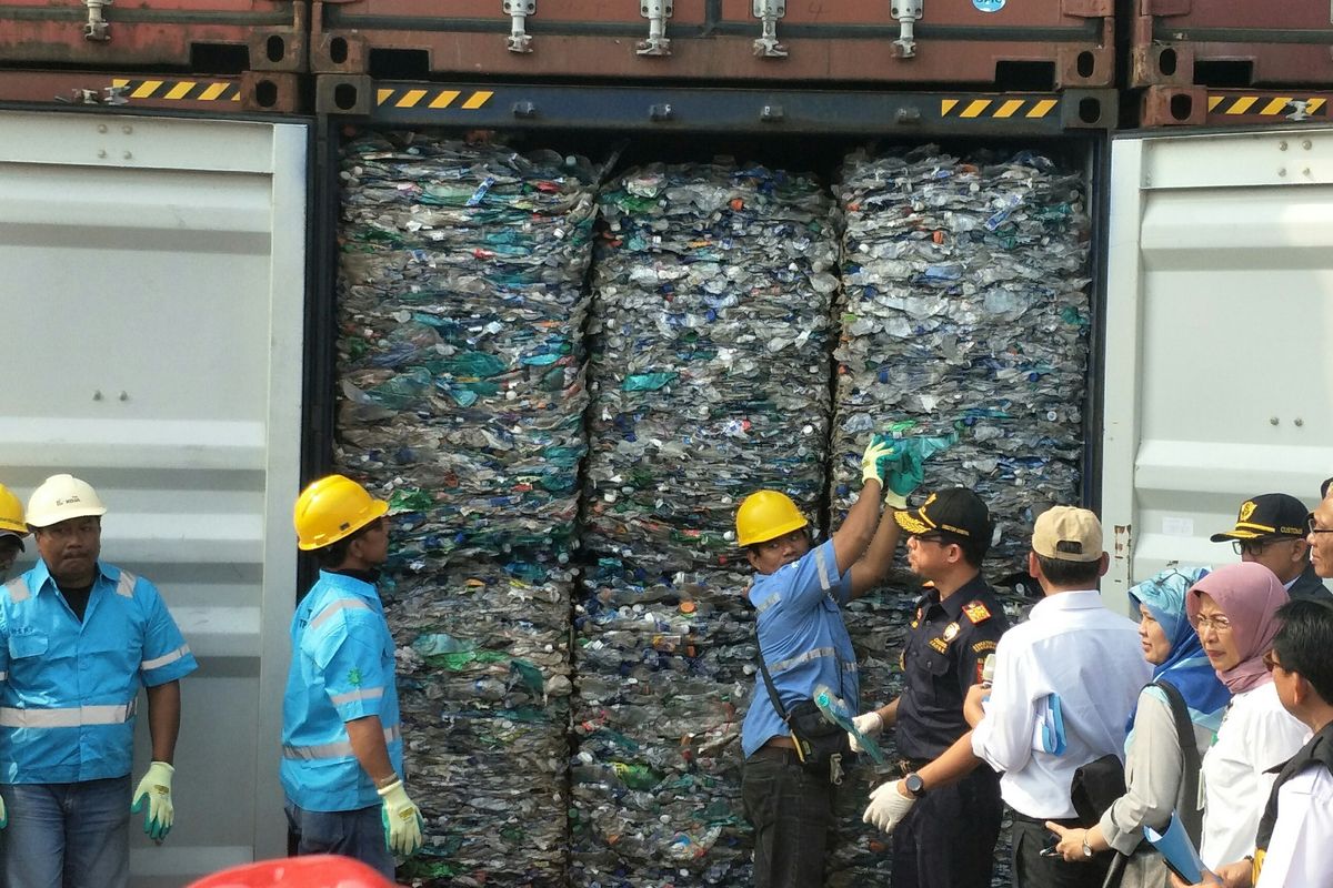Dirjen Bea Cukai Heru Pambudi di depan kontainer berisi sampah plastik, Jakarta, Rabu (18/9/2019)