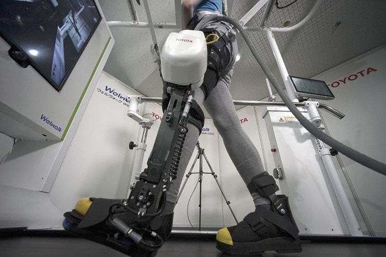 Seorang model mendemonstrasikan the Welwalk WW-1000, sebuah robot produksi Toyota yang bisa membantu pasien lumpuh berjalan. Perkenalan robot ini dilakukan di Tokyo pada 12 April 2017.  