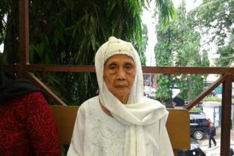Fatimah (90), hadir di Pengadilan Negeri Tangerang, Kamis (30/10/2014) untuk menghadiri sidang putusan atas sengketa tanah dengan menantu dan anaknya.
