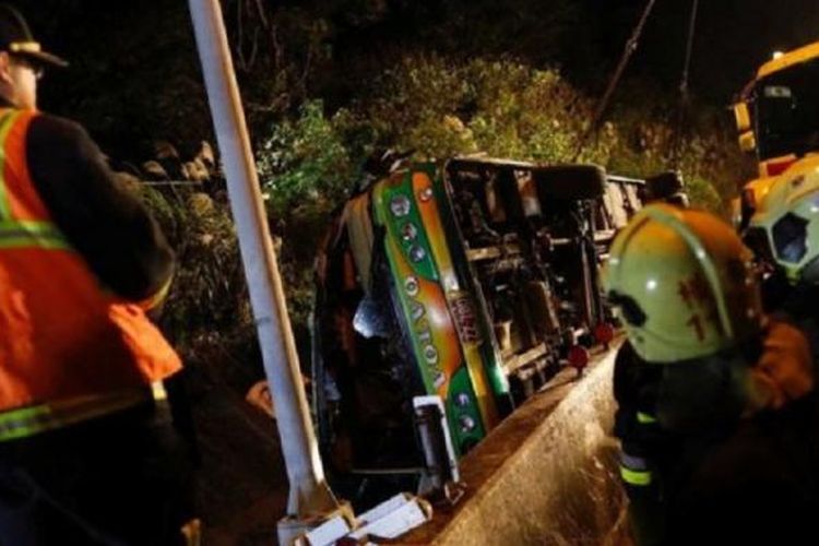 Sebuah bus wisata yang mengangkut puluhan orang terbalik di sebuah ruas jalan di dekat Taipe, Taiwan, Senin (13/2/2017) malam sehingga 32 orang tewas.