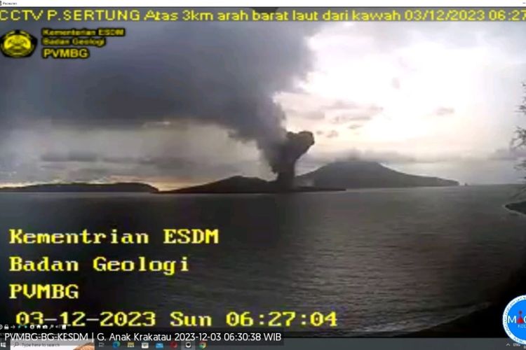 Gunung Anak Krakatau yang berada di Selat Sunda meletus pada Minggu (3/12/2023) pukul 06.26 WIB.