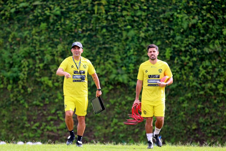 Pelatih Arema FC Javier Roca dan pelatih fisik Paulo Urbano Moreira persiapan menjalankan program latihan terpusat untuk persiapan putaran kedua Liga 1 2022-2023 di Agro Kusuma Kota Batu, Selasa (3/1/2023) sore.