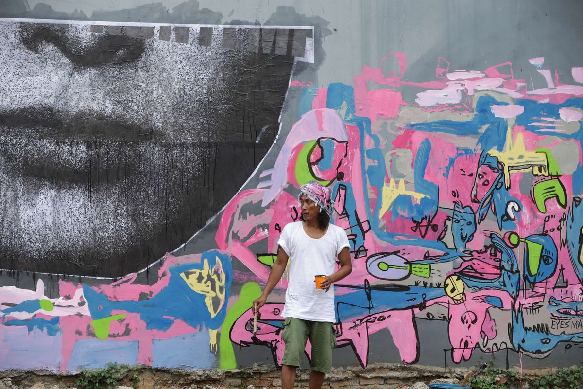 Seniman jalanan Edi Bonetski menyelesaikan pembuatan mural dalam acara On & Off Pressure di Jakarta Barat, Senin (8/11/2021). Kegiatan seni ini mengajak 10 seniman jalanan atau street artist  berkolaborasi melukis mural bersama di dalam satu kawasan di wilayah kota Tangerang.