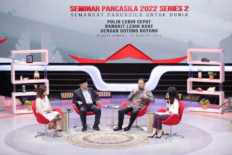 Seminar Pancasila 2022 Series 2 menghadirkan pembahasan soal gotong royong dan penerapan nilai Pancasila yang menjadi kunci Indonesia dalam penanganan pandemi. 

