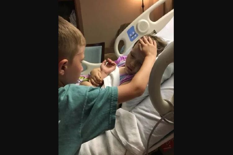 Jackson yang berusia enam tahun mencoba menenangkan adiknya, Addy, yang menderita kanker dan terbaring lemas di rumah sakit.